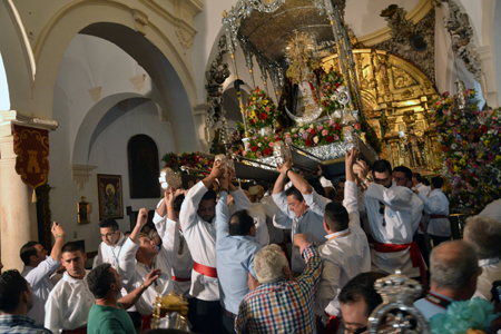 Junto a momentos como le llegada a los Cortijuelos, la bajada del altar es uno de los instantes más intensos del segundo domingo de mayo